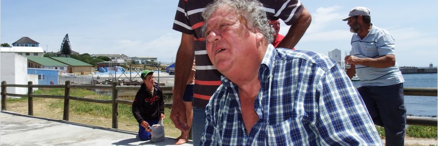 Boetie Bosman tydens â€˜n inweegsessie van die Birkenhead Boothengelklub waar hy gereeld as Inweeg-meester vir die klub optree